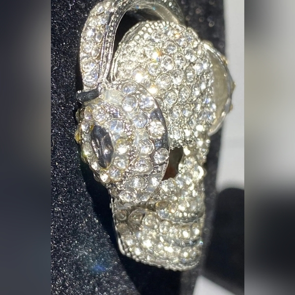 Silver plated crystal skull wearing headphones necklace with adjustable chain - Picture 6 of 15